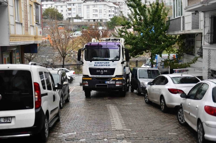 Esenyurt Belediye ekiplerinden su baskınlarına anında müdahale
