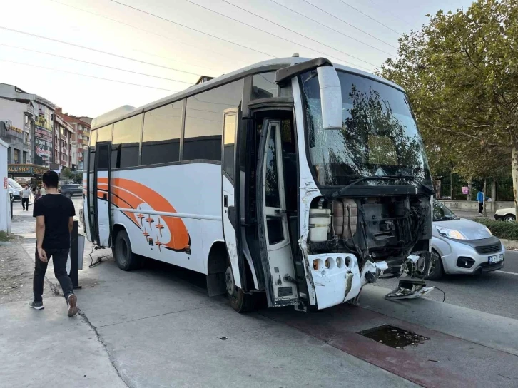 Freni patlayan servis minibüsü ortalığı birbirine kattı