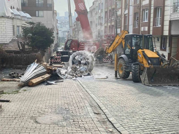 Esenyurt’ta onarım yapılan minarenin petek ve külah kısmı halatın kopması sonucu zemine düştü
