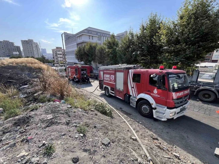 Esenyurt’ta otluk alanda çıkıp geniş alana yayılan yangın söndürüldü
