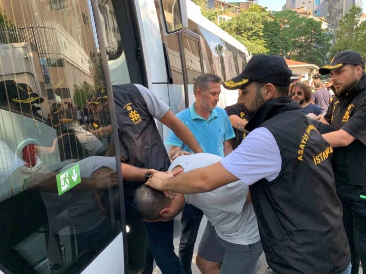 Esenyurt’taki tekel bayi cinayetinin zanlıları adliyeye sevk edildi
