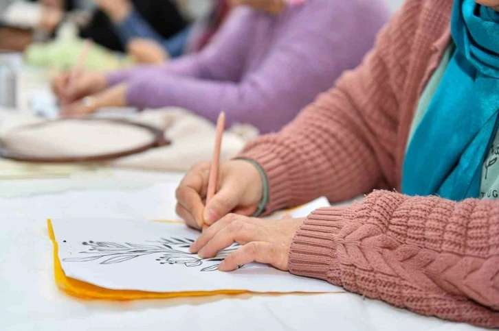 Esenyurtlu kadınlar, belediyenin açtığı kurslarda meslek öğreniyor
