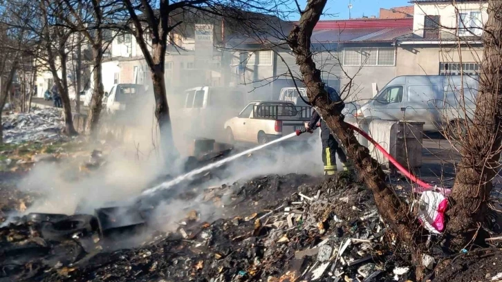 Eski lise bahçesinde hurda atıklar alev alev yandı
