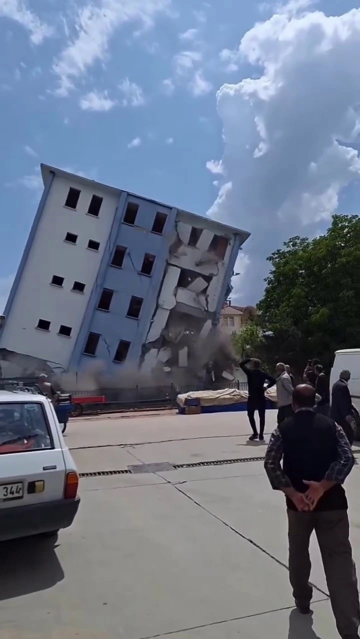 Eski Zile Emniyet Müdürlüğü binasının yıkımı akıllara depremi getirdi
