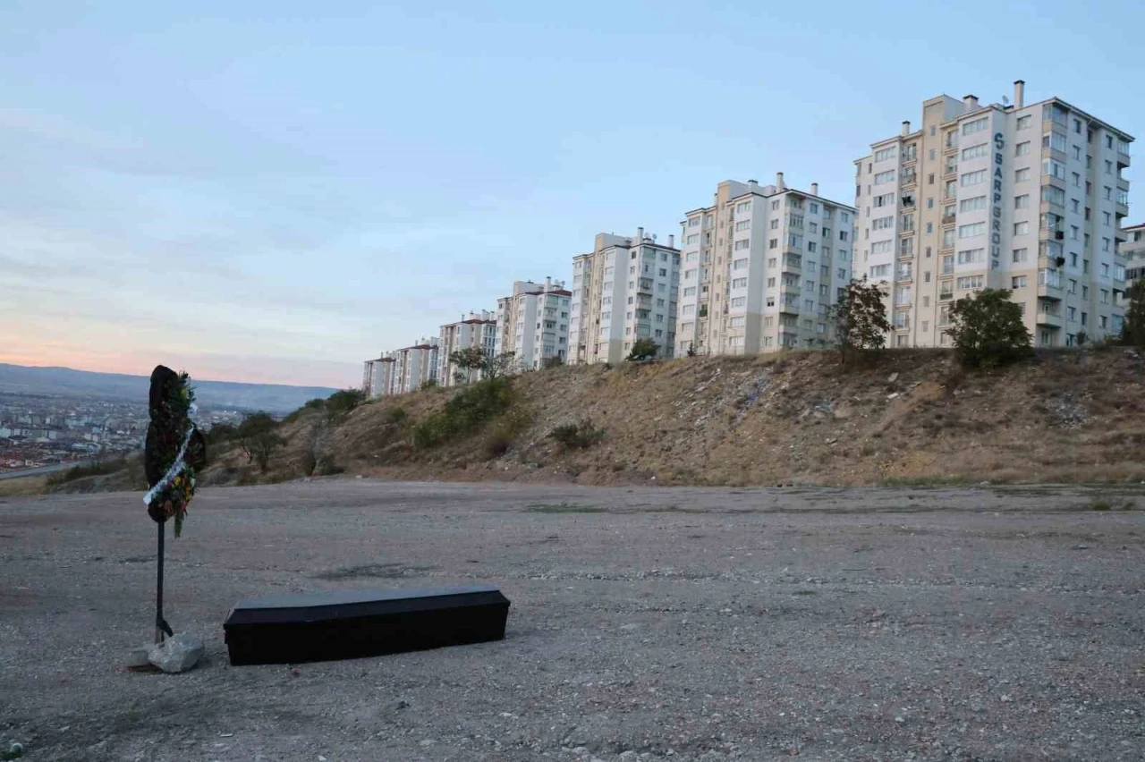 Eskişehir’de arazinin ortasına bırakılan tabut ve çelenk görenleri tedirgin etti
