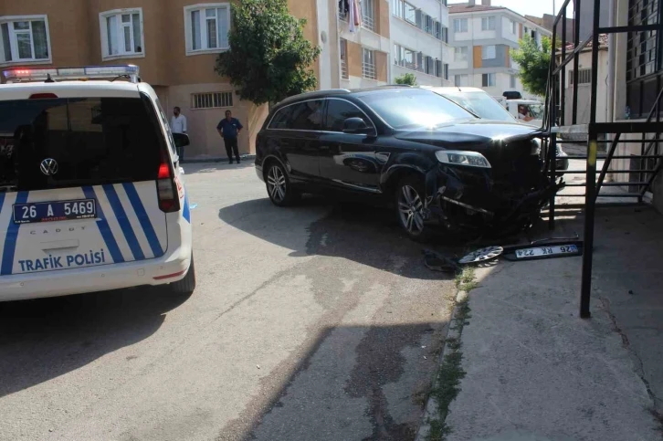 Eskişehir’de iki araç kafa kafaya çarpıştı
