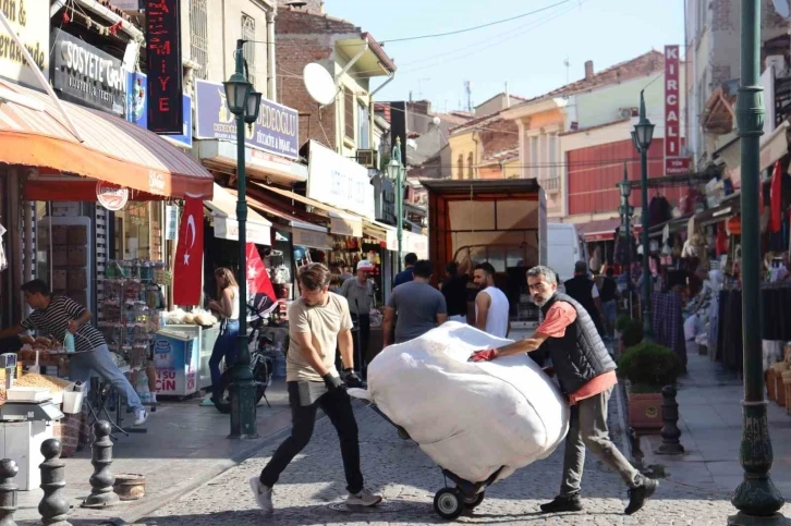 Eskişehir’de sabah erken saatlerden itibaren tüm dükkanlara Türk bayrağı asıldı
