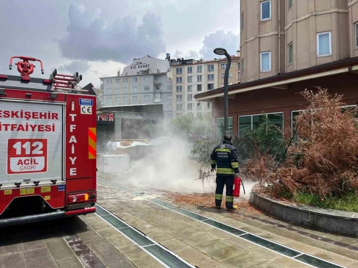 Eskişehir’de sokak lambasından kaynaklı yangın paniğe neden oldu
