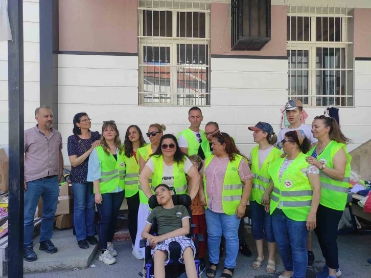 Eskişehirli hayırseverler özel gereksinimli ve kimsesiz çocuklarla bayramlaştı
