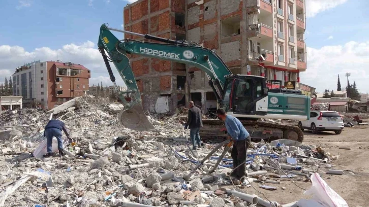 Esnaf, yıkılan iş yerlerinden malzemelerini kurtarmaya çalıştı
