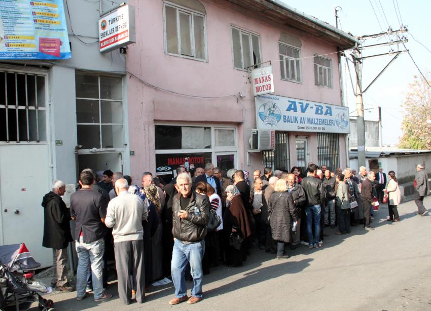 Bursa'da ev almak isteyen emekliler, uzun kuyruklar oluşturdu