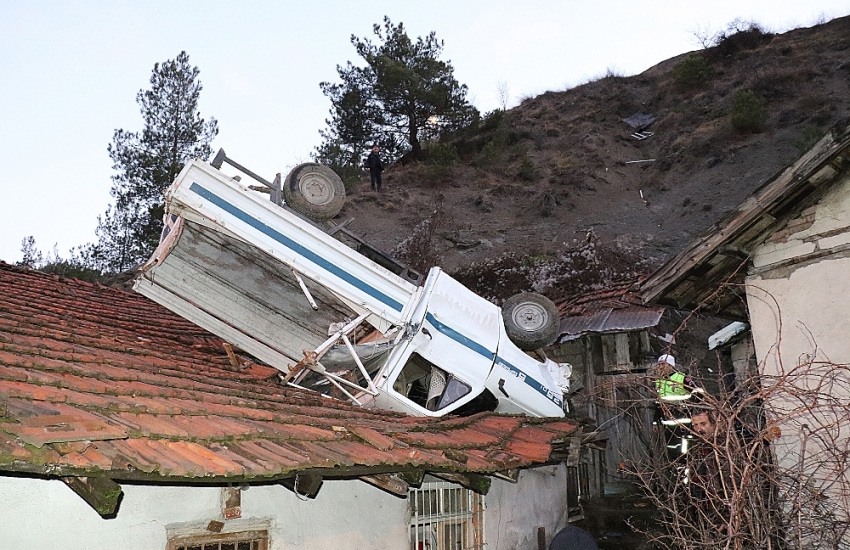 80 metre uçurumdan evin çatısına uçtu