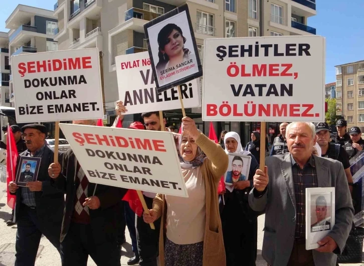 Evlat nöbetindeki anne Nazlı Sancar: “Teröristler yine gerçek yüzünü gösterdi. Gençlerimiz PKK’ya, HDP’ye inanmasınlar"
