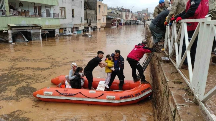 Evlerinde mahsur kalanlar botlarla kurtarıldı
