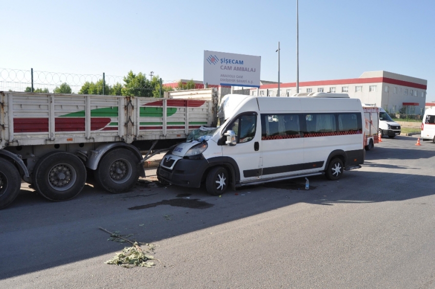 Servis minibüsü TIR’a çarptı: 17 yaralı