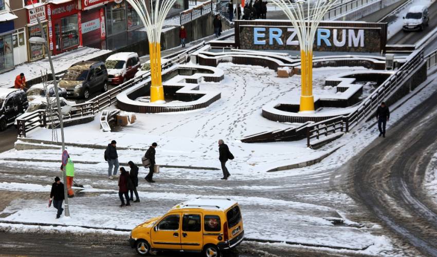 Doğu’yu kar vurdu: 300 mahalle yolu kapandı