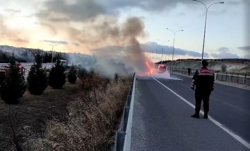 Kütahya'da seyir halindeki araç yandı