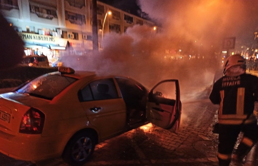 Marmaris’in göbeğinde ticari taksi cayır cayır yandı