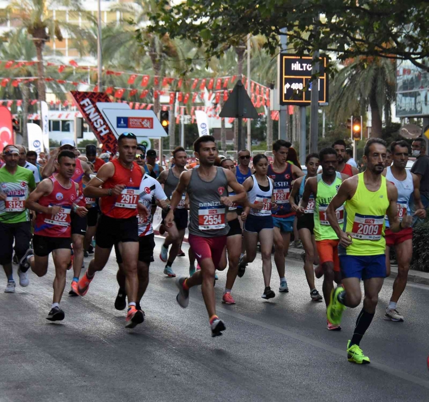 Kurtuluşun 100. yılında İzmir Maratonuna rekor başvuru