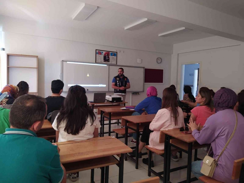 Narkotik polislerinden okul ve kurs merkezlerinde eğitim