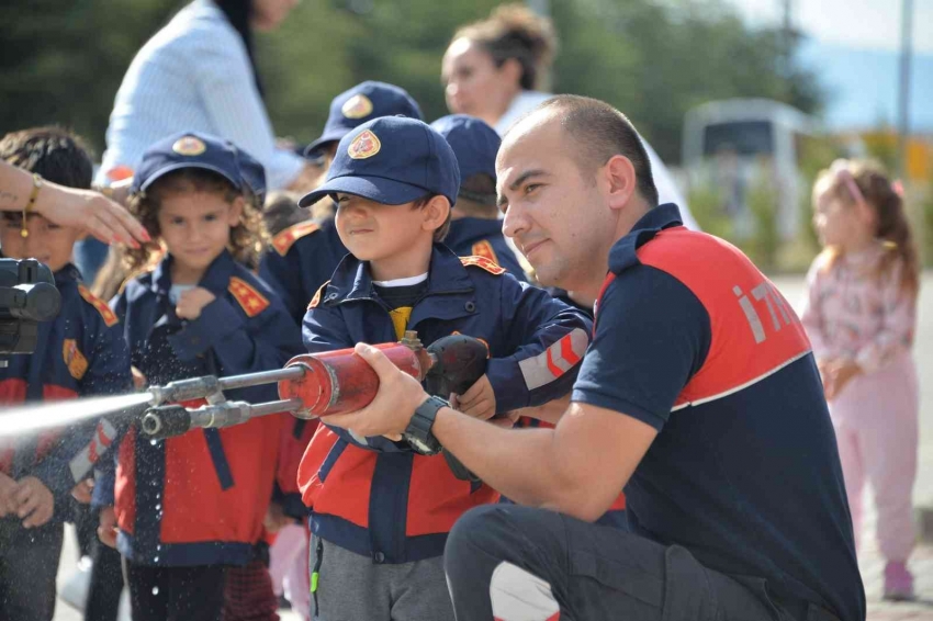 Miniklere yangın eğitimi verildi