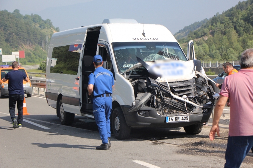 Minibüs iş makinesine çarptı: 10 yaralı