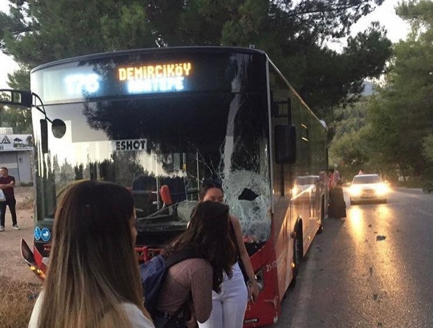 Belediye otobüsü ile motosiklet çarpıştı: 1 ölü