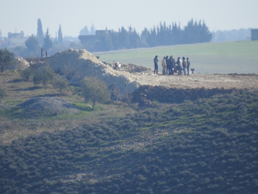 YPG/PKK’lı teröristler Münbiç sınırında toplantı yaptı