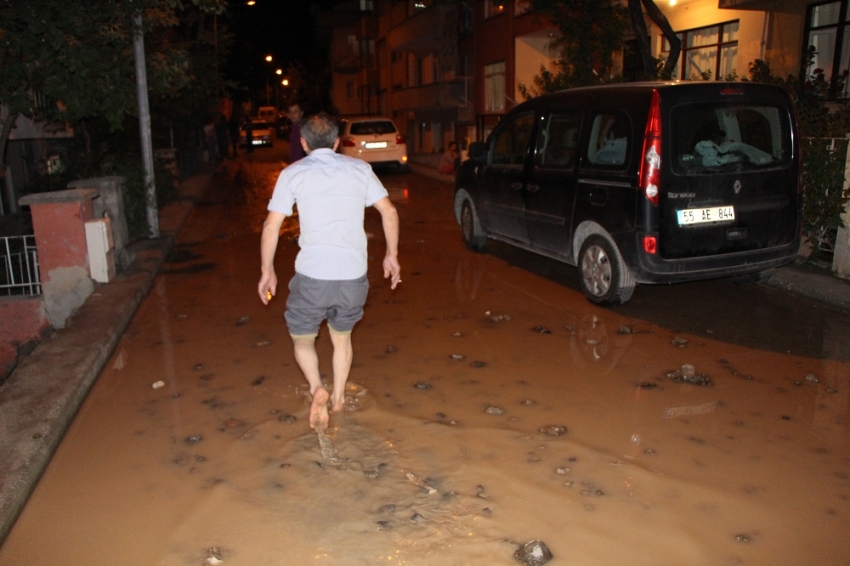 Su borusu patladı, mahalleli deprem sandı