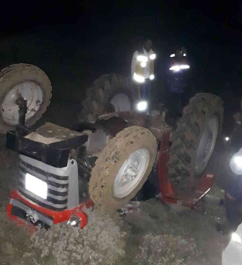 Tarlada devrilen traktörün altında kalan çiftçi hayatını kaybetti