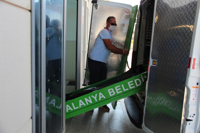 Eşinin boğup, kepçe ile gömdüğü kadının cenazesi otopsi için morga getirildi