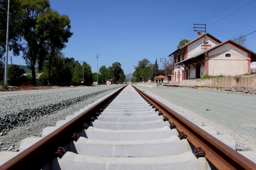 90 yıllık demiryolu hattı yenileniyor