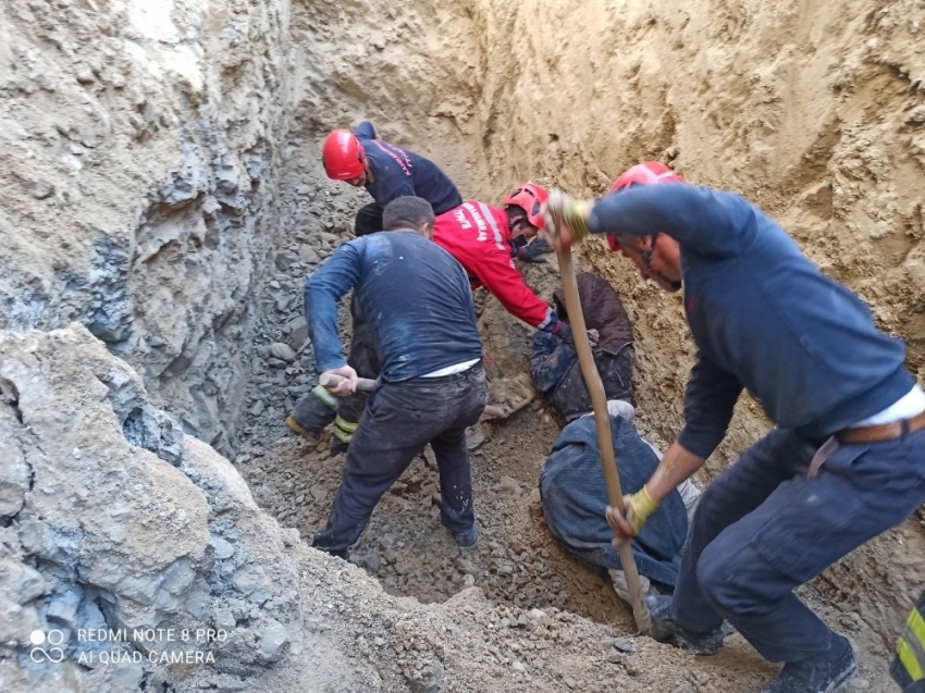 Göçük altında kalan baba oğul hayatını kaybetti