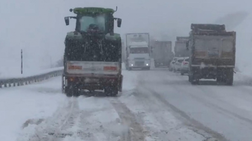 Kop Dağı Geçidi’nde trafik durma noktasına geldi