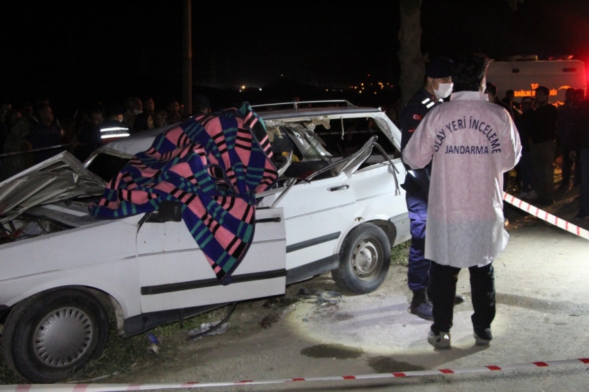 250 metre zikzaklar çizen otomobil park halindeki araca çarptı: 1 ölü, 3 yaralı