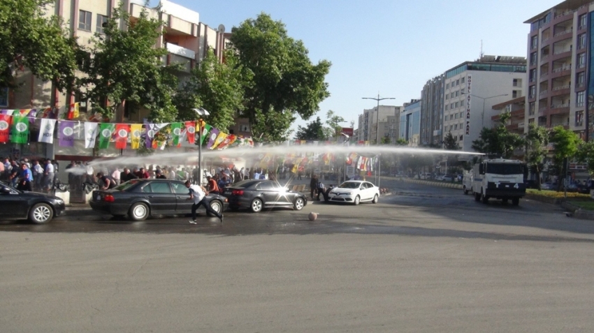 Yolu trafiğe kapatan gruba polis müdahalesi