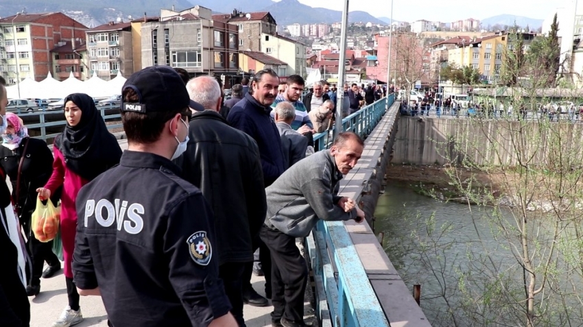 18 yaşındaki genç köprüden atladı, vatandaşlar film izler gibi izledi