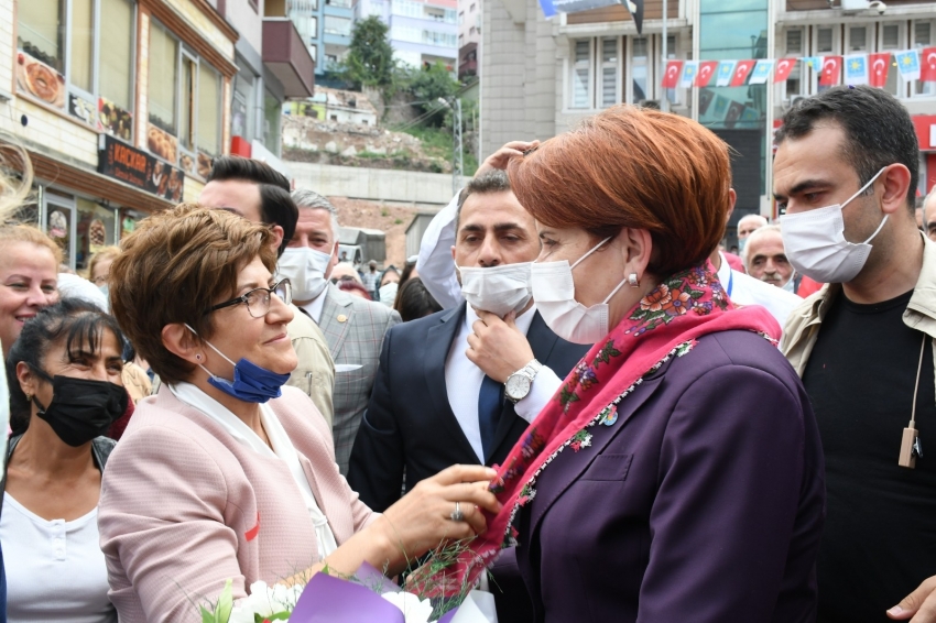 İYİ Parti Genel Başkanı Meral Akşener, Artvin’de esnafı ziyaret etti