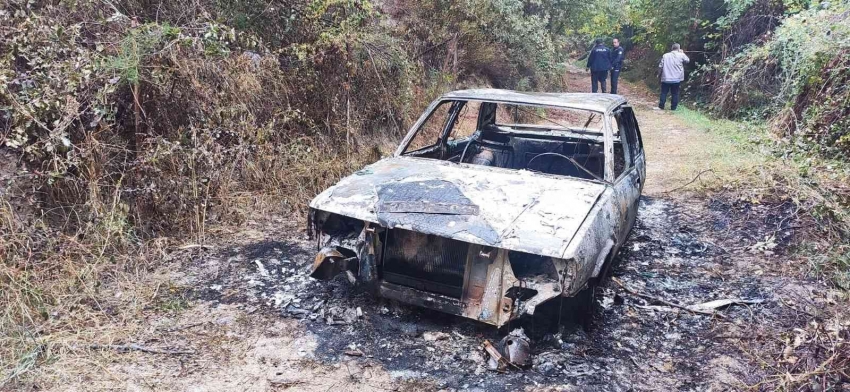 Çaldıkları otomobili kullandıktan sonra ateşe verdi