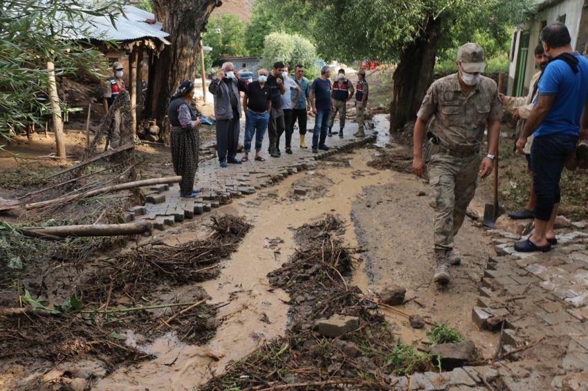 Dere taşınca sel yaşandı, o anlar kamerada