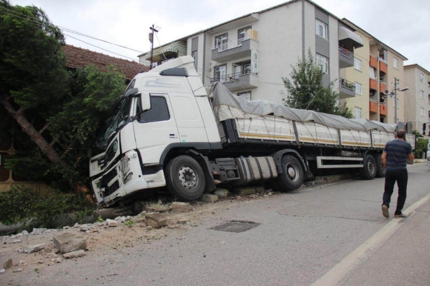 Kontrolden çıkan tır, elektrik direğini yerinden kopardı