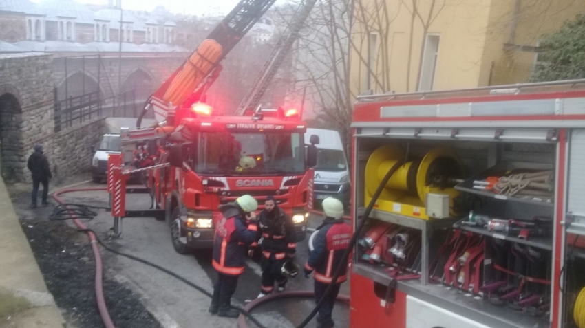 İtalyan Lisesi’ne ait binada yangın paniği