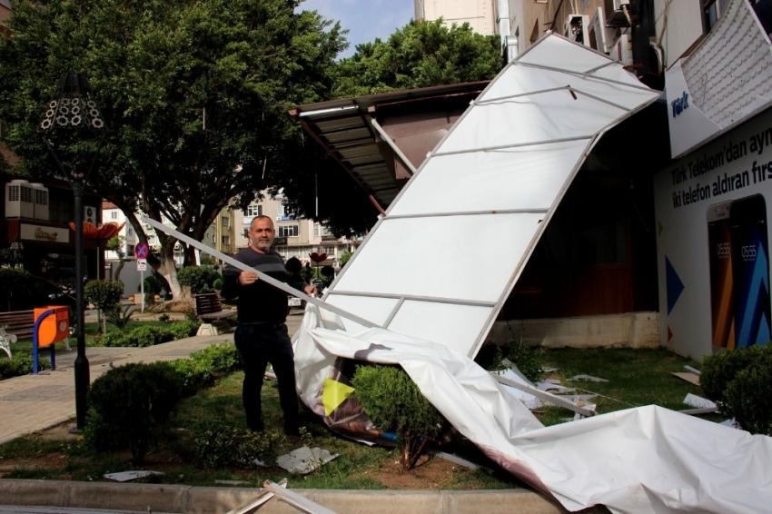 Hatay’da fırtına hayatı felç etti