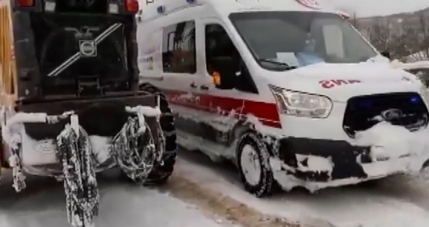 Kar yolları kapadı, mahsur kalan hasta böyle kurtarıldı