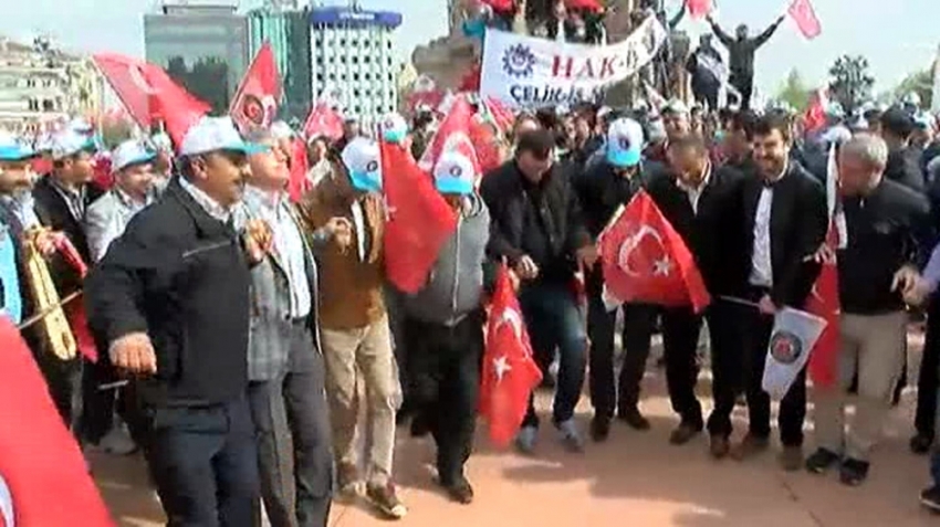 Taksim’de horonlu kutlama