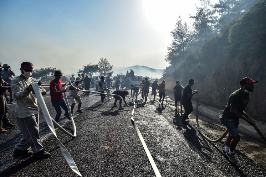 Marmaris’te ekipler ve vatandaşlar omuz omuza mücadele verdi