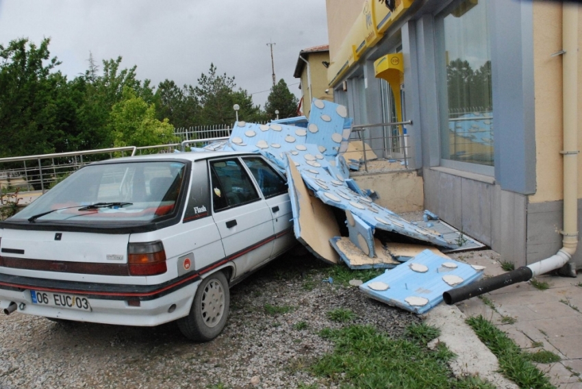 Binanın dış cephe kaplaması çocuğun üzerine düştü