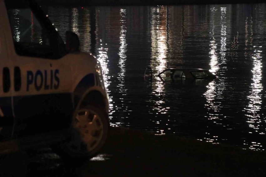 Aracını denize sürdü, hiçbir şey olmamış gibi sigarasını yakarak uzaklaştı