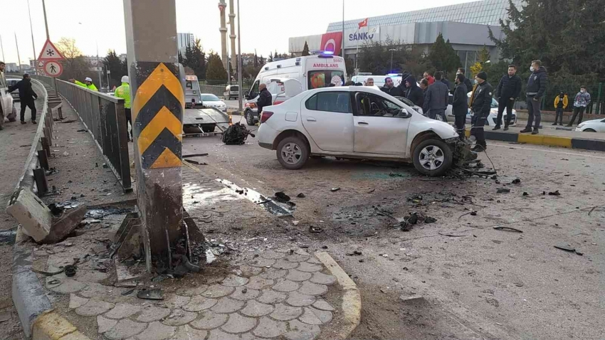 Yön levhasına çarpan otomobil sürücüsü hayatını kaybetti