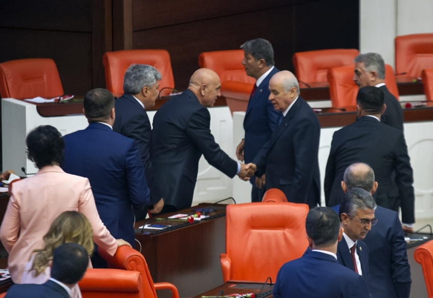 İYİ Parti milletvekili Bahçeli’nin elini öptü